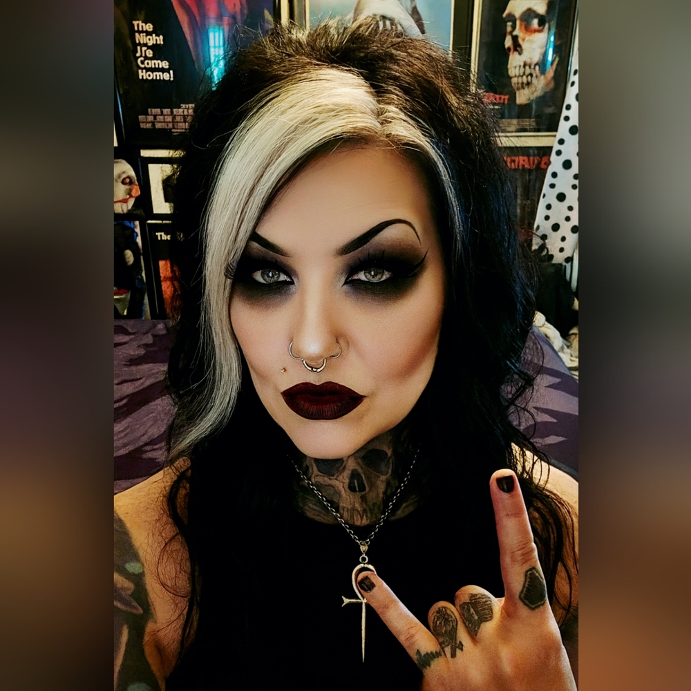 Hi! I'm Rhonda. I myself am strange and unusual